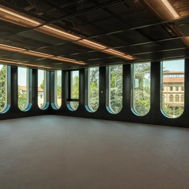 View of the false ceiling and large windows