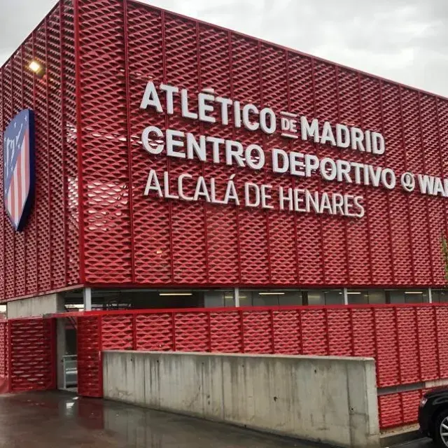 Front facade in expanded metal mesh painted red 