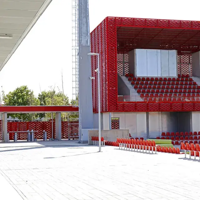 Fence and wall coverings in expanded metal painted red